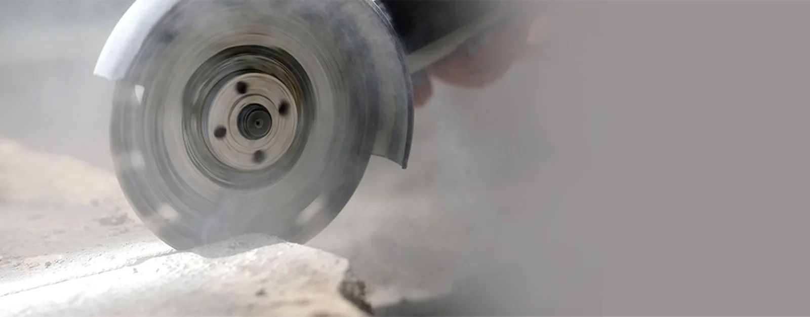 کلوزآپ صفحه‌ی برش سنگ — جزئیات فنی